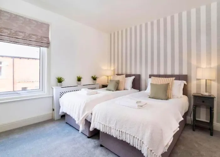 Amberley House - With Hot Tub + Free Parking