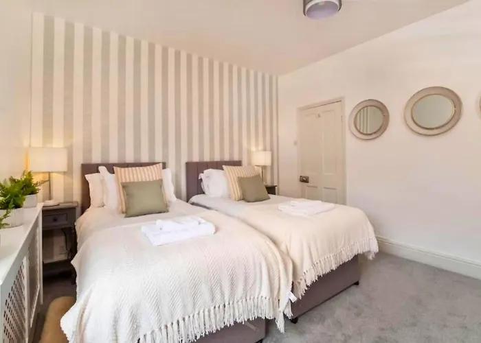 Amberley House - With Hot Tub + Free Parking