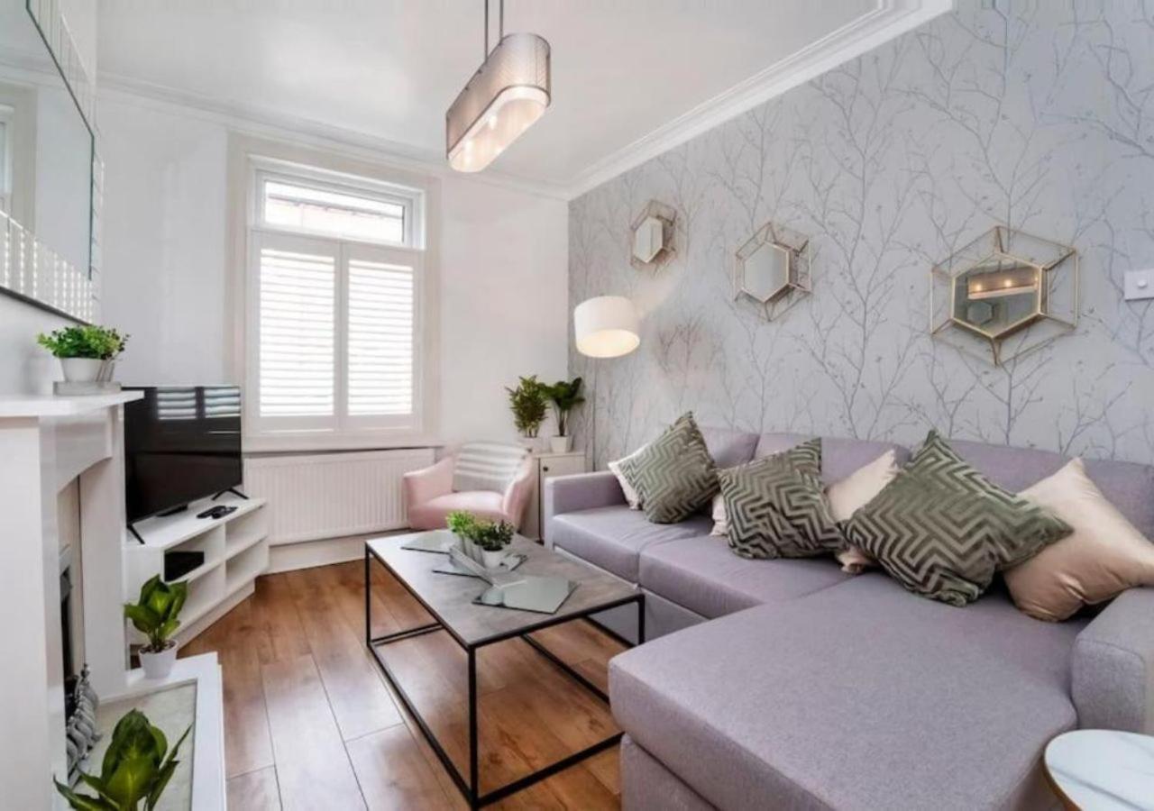 Amberley House - With Hot Tub + Free Parking