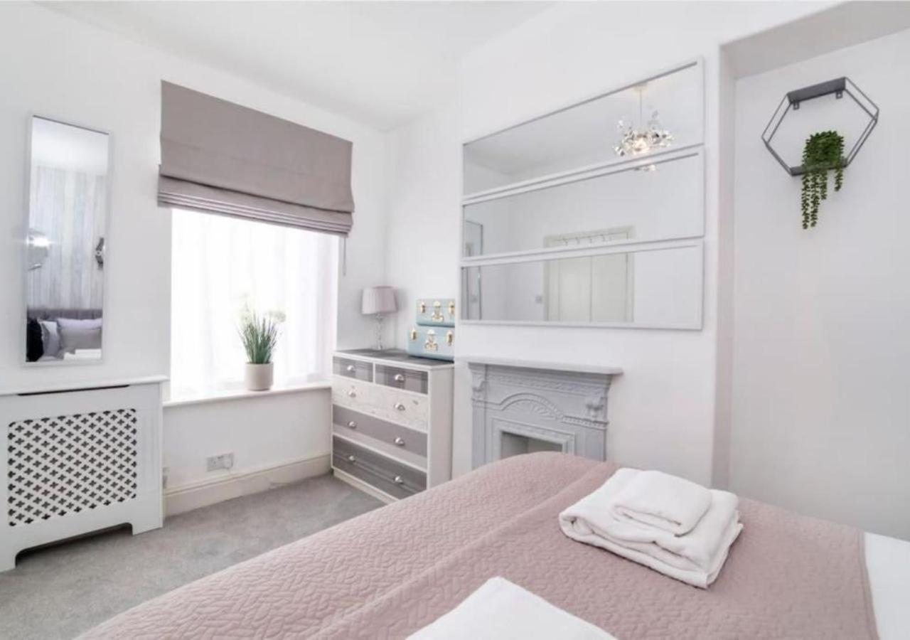 Holiday home Amberley House - With Hot Tub + Free Parking