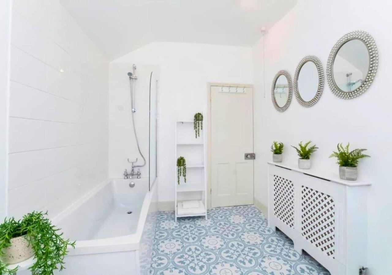 Amberley House - With Hot Tub + Free Parking Holiday home York